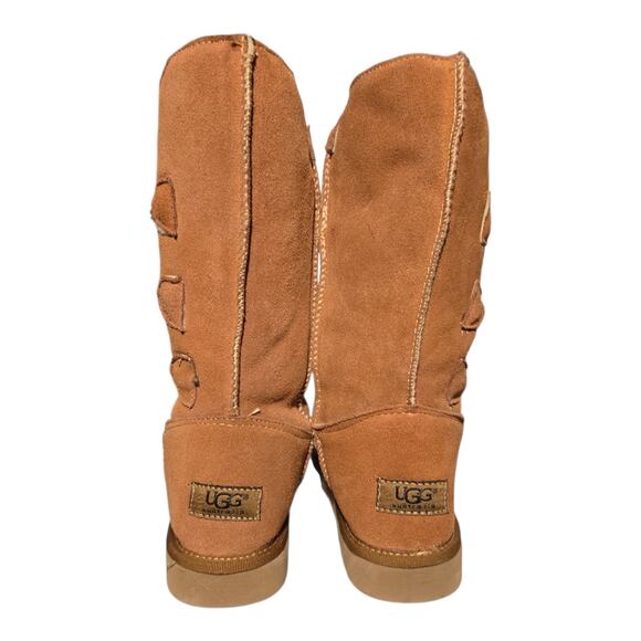 UGG Australia Bailey Button Triplet Boots Chestnut Suede Size 8 Sheepskin NWOT - Picture 3 of 9